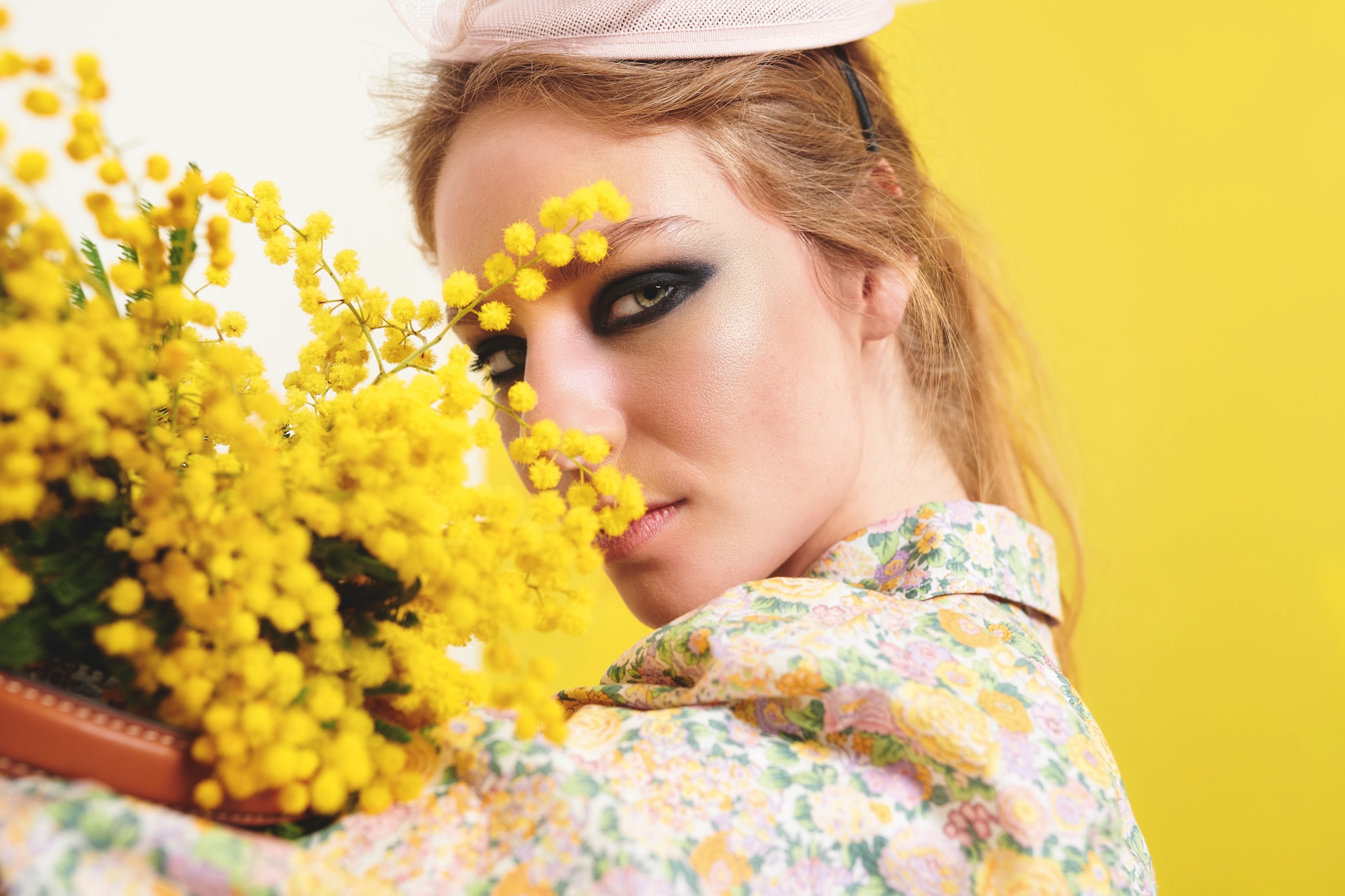 avenger-coren-pollok-styling-ludwig-beck-kampagne-summer21-flower-dress.close-low.jpg