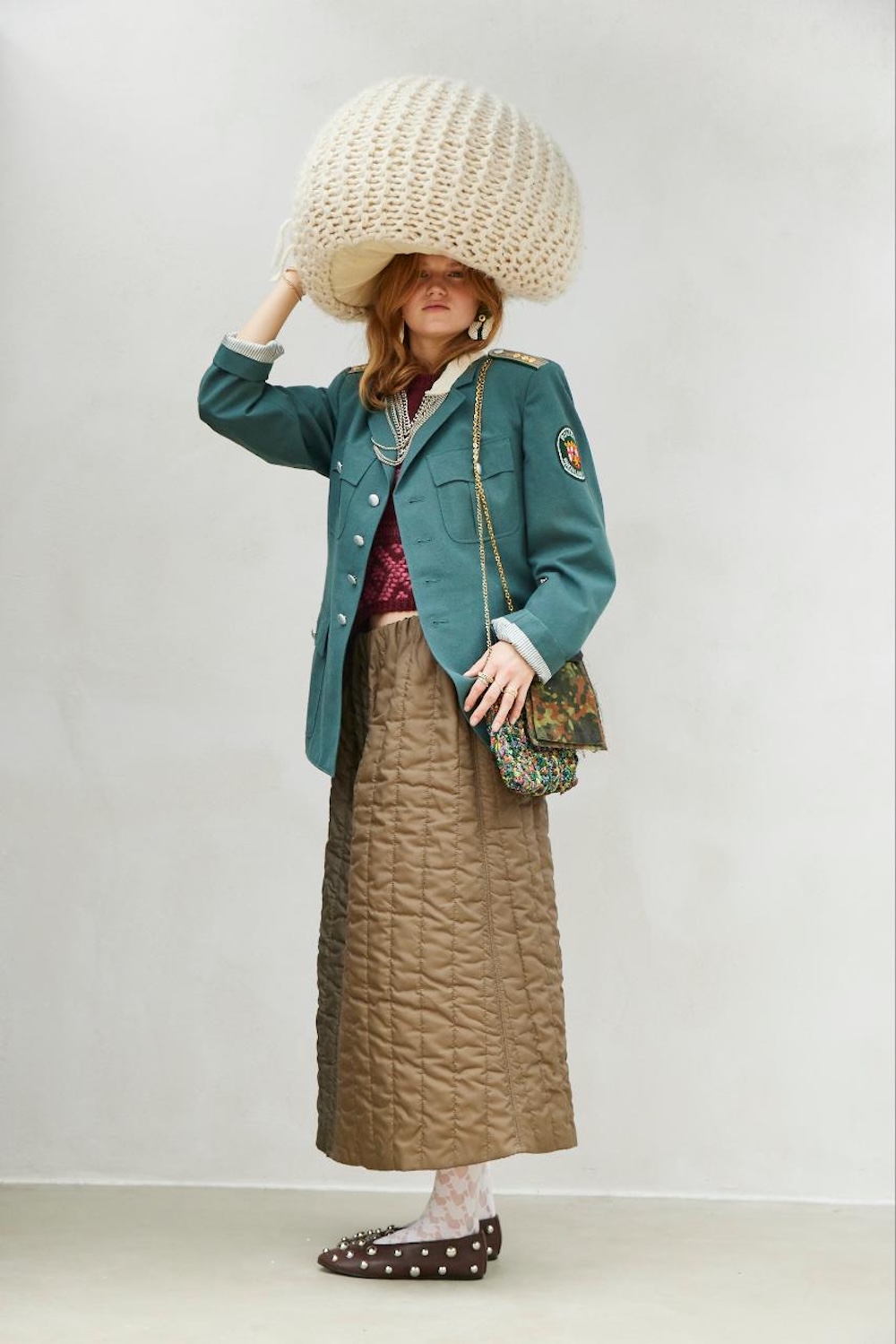 avenger-coren-pollok-styling-kunst-buch-amaran-creative-pouff-army-femalelow.jpg